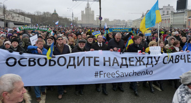 Rally in the memory of Boris Nemtsov. Inscription on a poster: "Free Nadezhda Savchenko! #FreeSavchenko". Moscow, Moskvoretskaya Embankment, March 1, 2015. Photo https://ru.wikipedia.org Rally in the memory of Boris Nemtsov. Inscription on a poster: "Free Nadezhda Savchenko! #FreeSavchenko". Moscow, Moskvoretskaya Embankment, March 1, 2015. Photo https://ru.wikipedia.org