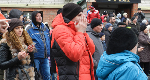 The residents of the 9-floor apartment building are watching their house burn in the yard, December 2015. Photo by Tatyana Filimonova for the "Caucasian Knot" The residents of the 9-floor apartment building are watching their house burn in the yard, December 2015. Photo by Tatyana Filimonova for the "Caucasian Knot"