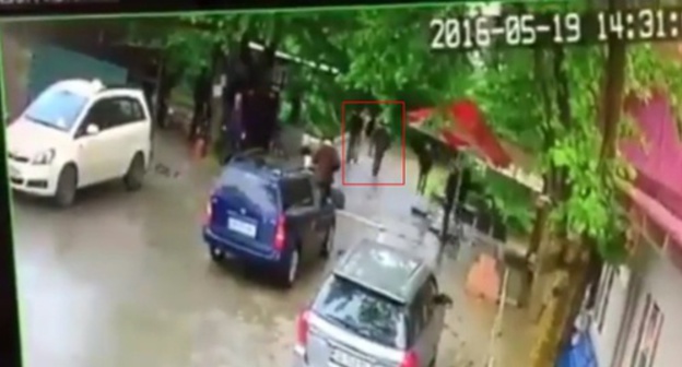 Attackers on Otkhozoriya fled the scene. Screenshot of a security camera record, YouTube.com Attackers on Otkhozoriya fled the scene. Screenshot of a security camera record, YouTube.com