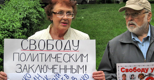 Participants of the rally in support of political prisoners in Rostov-on-Don, May 6, 2015. Photo by Konstantin Volgin for the ‘Caucasian Knot’. Participants of the rally in support of political prisoners in Rostov-on-Don, May 6, 2015. Photo by Konstantin Volgin for the ‘Caucasian Knot’.