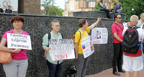 The participants of the picket "For Russia without dictatorship" in Rostov-on-Don, 13.06.2016. Photo: https://www.facebook.com/permalink.php?story_fbid=250932201945983&id=100010876155468&pnref=story The participants of the picket "For Russia without dictatorship" in Rostov-on-Don, 13.06.2016. Photo: https://www.facebook.com/permalink.php?story_fbid=250932201945983&id=100010876155468&pnref=story