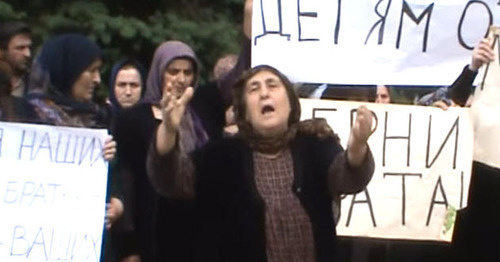 Relatives of Suleimanov and Musaev hold rally in Makhachkala, June 11, 2016. Screenshot of the ‘Caucasian Knot’ video. ‘ Relatives of Suleimanov and Musaev hold rally in Makhachkala, June 11, 2016. Screenshot of the ‘Caucasian Knot’ video. ‘