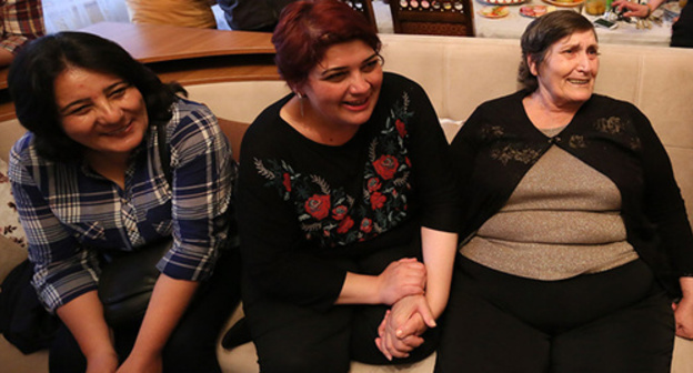 Khadija Ismayilova with her relatives. Photo by Aziz Karimov for the ‘Caucasian Knot’. Khadija Ismayilova with her relatives. Photo by Aziz Karimov for the ‘Caucasian Knot’.