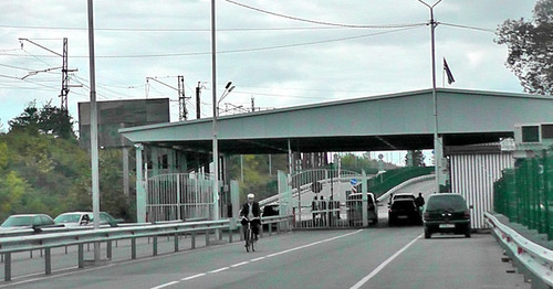Abkhazian customs vehicle checkpoint. Photo by Anna Gritsevich for the ‘Caucasian Knot’. Abkhazian customs vehicle checkpoint. Photo by Anna Gritsevich for the ‘Caucasian Knot’.