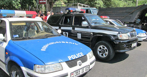 Police cars, Yerevan, July 17, 2016. Photo by Tigran Petrosyan for the ‘Caucasian Knot’. Police cars, Yerevan, July 17, 2016. Photo by Tigran Petrosyan for the ‘Caucasian Knot’.