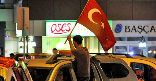 Activist holds flag of Turkey, July 17, 2016. Photo by Magomed Tuayev for the ‘Caucasian Knot’. 