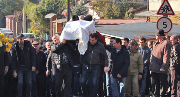 The funeral procession carrying Vladimir Tskaev's body. Photo by Emma Marzoeva for the "Caucasian Knot" The funeral procession carrying Vladimir Tskaev's body. Photo by Emma Marzoeva for the "Caucasian Knot"