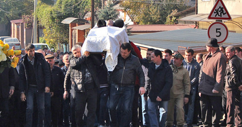 The funeral procession carrying Vladimir Tskaev's body. Photo by Emma Marzoeva for the "Caucasian Knot" The funeral procession carrying Vladimir Tskaev's body. Photo by Emma Marzoeva for the "Caucasian Knot"