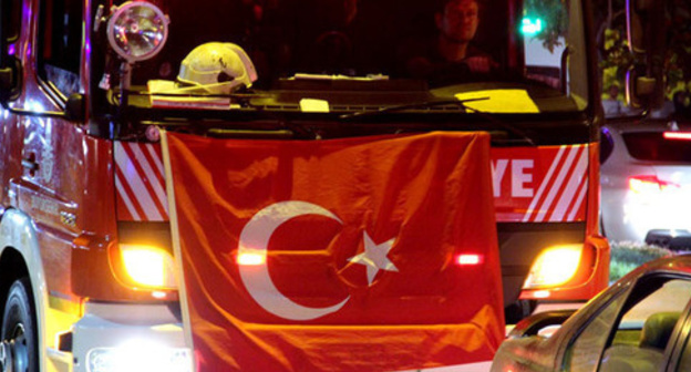 Turkish flag on a car. A rally in support of Erdogan. Istanbul, July 17, 2016. Photo by Magomed Tuaev for the "Caucasian Knot" Turkish flag on a car. A rally in support of Erdogan. Istanbul, July 17, 2016. Photo by Magomed Tuaev for the "Caucasian Knot"