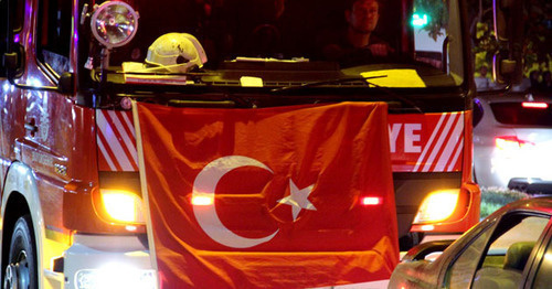 Turkish flag on a car. A rally in support of Erdogan. Istanbul, July 17, 2016. Photo by Magomed Tuaev for the "Caucasian Knot" Turkish flag on a car. A rally in support of Erdogan. Istanbul, July 17, 2016. Photo by Magomed Tuaev for the "Caucasian Knot"