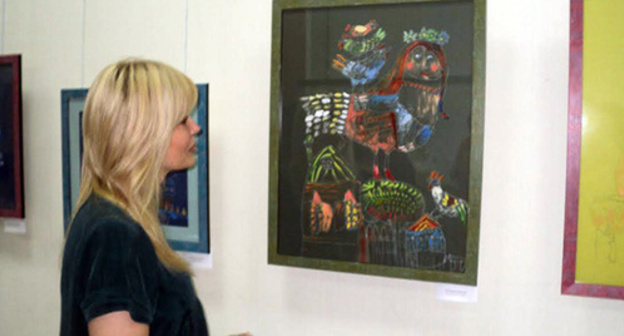Visitor at the exhibition "If I can fly" in Nalchik. Photo by Louise Orazaeva for the ‘Caucasian Knot’. 
