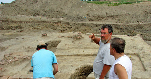 Archaeologists demand money for the museumification of the Samosdelka settlement. August 2016. Photo by Vyacheslav Yaschenko for the Archaeologists demand money for the museumification of the Samosdelka settlement. August 2016. Photo by Vyacheslav Yaschenko for the