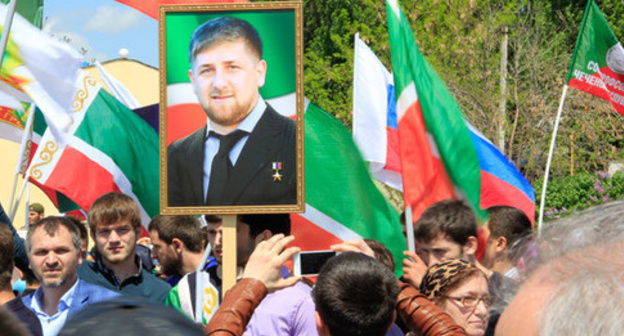 The paricipants of the rally carry Kadyrov's portrait. Grozny, May 2016. Photo by Magomed Magomedobv for the "Caucasian Knot" The paricipants of the rally carry Kadyrov's portrait. Grozny, May 2016. Photo by Magomed Magomedobv for the "Caucasian Knot"