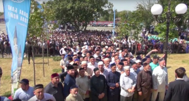 The believers gathered in front of a new mosque opened in Chechnya. Screenshot of a video at Ramzan Kadyrov's page on VKontakte, vk.com/ramzan The believers gathered in front of a new mosque opened in Chechnya. Screenshot of a video at Ramzan Kadyrov's page on VKontakte, vk.com/ramzan