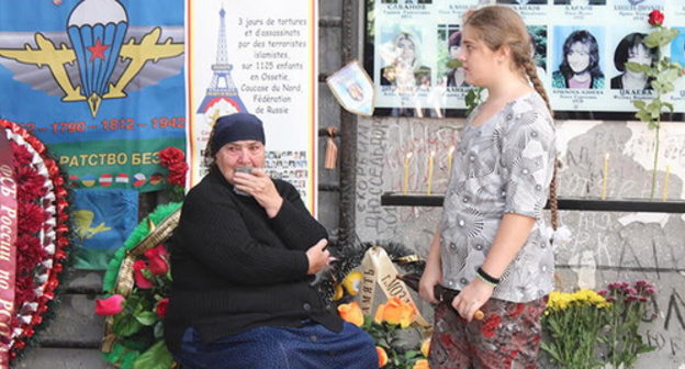 A woman near the memorial wall in Beslan. Photo by Emma Marzoeva for the "Caucasian Knot" A woman near the memorial wall in Beslan. Photo by Emma Marzoeva for the "Caucasian Knot"