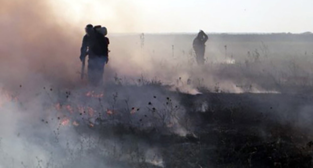 Forest fire-fighting. Photo: http://ewnc.org/node/23065 Forest fire-fighting. Photo: http://ewnc.org/node/23065