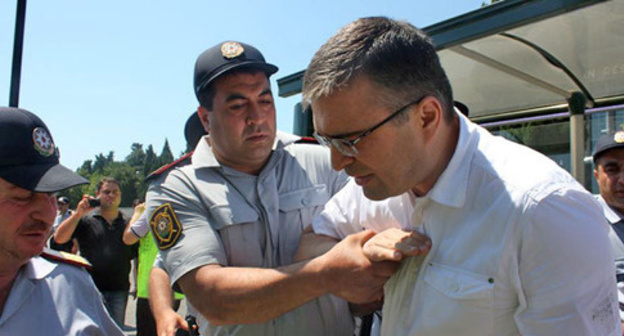 The police detains Ilgar Mamedov. Photo: Turkhan Karimov (RFE/RL)