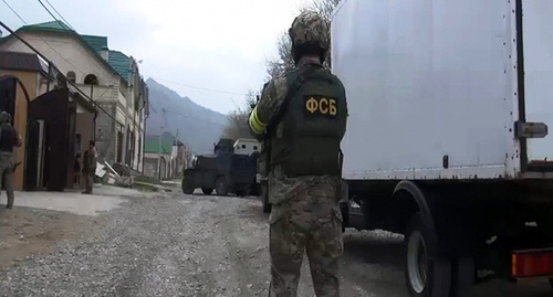 Law enforcer during CTO. Photo: http://nac.gov.ru/kontrterroristicheskie-operacii/v-prigorode-mahachkaly-prohodit-aktivnaya-faza.html Law enforcer during CTO. Photo: http://nac.gov.ru/kontrterroristicheskie-operacii/v-prigorode-mahachkaly-prohodit-aktivnaya-faza.html