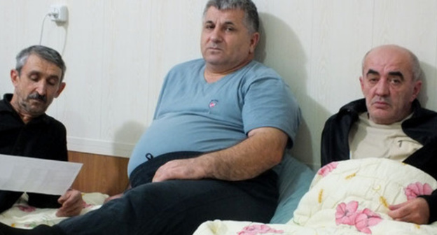 Hunger strikers Kamil Nurudinov, Kamil Khabibulatov, Gerei Sadykov (from left to right), Buynaksk, September 29, 2016. Photo by Patimat Makhmudova for the 'Caucasian Knot'. Hunger strikers Kamil Nurudinov, Kamil Khabibulatov, Gerei Sadykov (from left to right), Buynaksk, September 29, 2016. Photo by Patimat Makhmudova for the 'Caucasian Knot'.