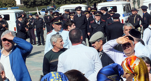 The relatives of disappeared Dagestani residents in the central square of Makhachkala. 03.10.2016. Photo by Patimat Makhmudova for the "Caucasian Knot"
