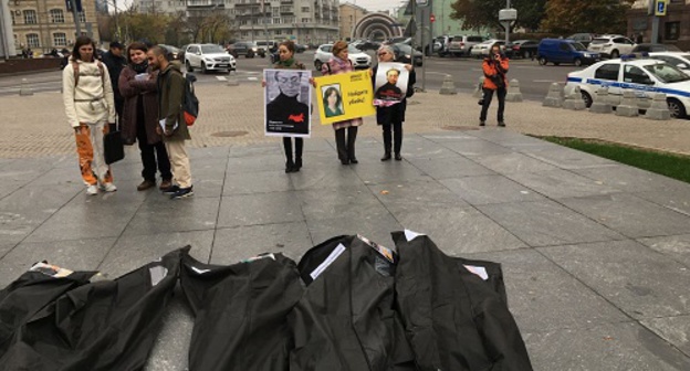The action in memory of Anna Politkovskaya in Lermontov Square in Moscow, October 7, 2016. Photo: Anna Kirey The action in memory of Anna Politkovskaya in Lermontov Square in Moscow, October 7, 2016. Photo: Anna Kirey