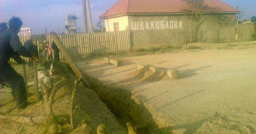 The residents of the village of Shushiya dig up the road to the land in dispute. October 7, 2016. Photo by Patimat Makhmudova for the "Caucasian Knot"