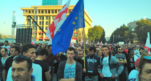 The supporters of the "United National Movement" Party are carrying the flags of Georgia and EU. Tbilisi, October 5, 2016. Photo by Beslan Kmuzov for the "Caucasian Knot" The supporters of the "United National Movement" Party are carrying the flags of Georgia and EU. Tbilisi, October 5, 2016. Photo by Beslan Kmuzov for the "Caucasian Knot"
