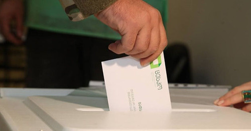 At the polling station on Election Day in Georgia. Photo: http://sputnik-georgia.ru/politics/20161007/233424140/Opros-55-chitatelej-Sputnik-idut-na-parlamentskie-vybory-v-Gruzii.html At the polling station on Election Day in Georgia. Photo: http://sputnik-georgia.ru/politics/20161007/233424140/Opros-55-chitatelej-Sputnik-idut-na-parlamentskie-vybory-v-Gruzii.html