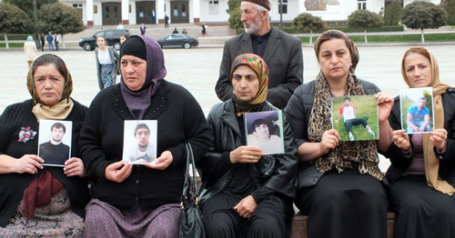 Action by relatives of missing Dagestanis, Makhachkala, October 11, 2016. Photo by Patimat Makhmudova for the 'Caucasian Knot'. Action by relatives of missing Dagestanis, Makhachkala, October 11, 2016. Photo by Patimat Makhmudova for the 'Caucasian Knot'.
