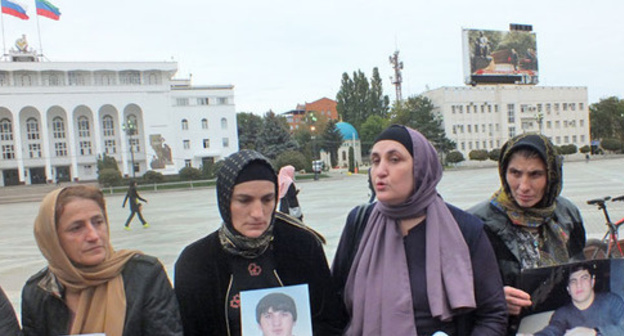 Rally of relatives of missing Dagestanis, October 11, 2016. Photo by Patimat Makhmudova for the 'Caucasian Knot'. Rally of relatives of missing Dagestanis, October 11, 2016. Photo by Patimat Makhmudova for the 'Caucasian Knot'.