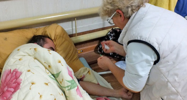 Doctor renders medical assistance to hunger-striker, Buynaksk, October 11, 2016. Photo by Patimat Makhmudova for the 'Caucasian Knot'. Doctor renders medical assistance to hunger-striker, Buynaksk, October 11, 2016. Photo by Patimat Makhmudova for the 'Caucasian Knot'.