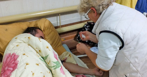Doctor renders medical assistance to hunger-striker, Buynaksk, October 11, 2016. Photo by Patimat Makhmudova for the 'Caucasian Knot'. Doctor renders medical assistance to hunger-striker, Buynaksk, October 11, 2016. Photo by Patimat Makhmudova for the 'Caucasian Knot'.