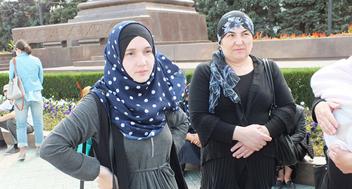 Madina Islamova, wife of missing Shamil Djamalutdinov (left). Photo by Patimat Makhmudova for the 'Caucasian Knot'. Madina Islamova, wife of missing Shamil Djamalutdinov (left). Photo by Patimat Makhmudova for the 'Caucasian Knot'.