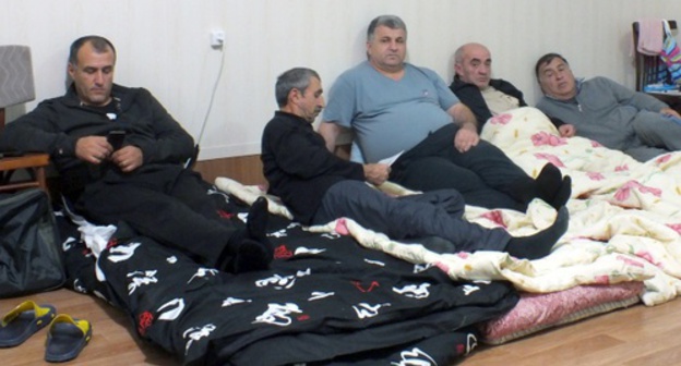 Hunger-strikers in Buynaksk, September 29, 2016. Photo by Patimat Makhmudova for the 'Caucasian Knot'. Hunger-strikers in Buynaksk, September 29, 2016. Photo by Patimat Makhmudova for the 'Caucasian Knot'.