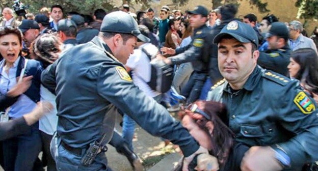 Azerbaijani policemen detain protesters. Photo by Aziz Karimov for the 'Caucasian Knot'. Azerbaijani policemen detain protesters. Photo by Aziz Karimov for the 'Caucasian Knot'.