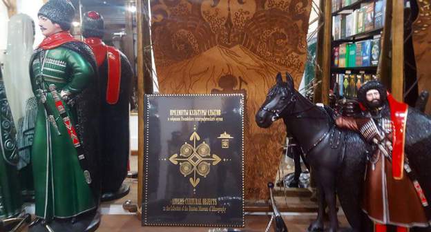Catalogue "Items of Adyg culture in the collection of the Russian Museum of Ethnography". Photo: https://vk.com/pomoshcherkesamsyrii?z=photo-51170063_437083611%2Fwall-51170063_2502 Catalogue "Items of Adyg culture in the collection of the Russian Museum of Ethnography". Photo: https://vk.com/pomoshcherkesamsyrii?z=photo-51170063_437083611%2Fwall-51170063_2502