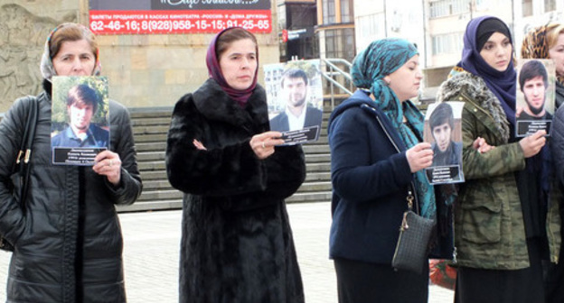 Relatives of missing Dagestanis hold rally in front of Russian Theatre in Makhachkala, October 31, 2016. Photo by Patimat Makhmudova for the 'Caucasian Knot'. 