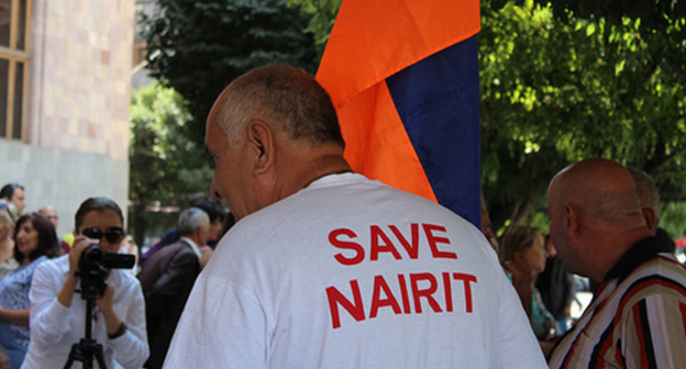 Former employee of Nairit plant in T-shirt with inscription 'Save Nairit!'. Photo by Tigran Petrosyan for the 'Caucasian Knot' Former employee of Nairit plant in T-shirt with inscription 'Save Nairit!'. Photo by Tigran Petrosyan for the 'Caucasian Knot'