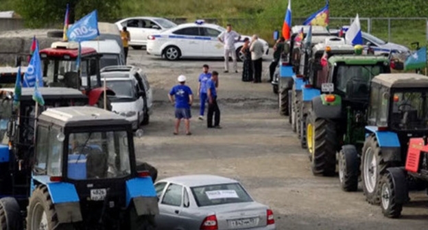 The equipment of the participants of the Kuban "tractor march". Rostov Region, August 2016. Screenshot of a video by the user Radio Svoboda https://www.youtube.com/watch?v=i9smCFTYuT0