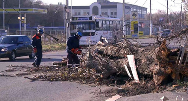 Strong wind with gusts reaching 34 meters per second damaged social facilities and private households in the city of Cherkessk. Photo: https://www.facebook.com/mchs09kchr/photos/pcb.1852330854999566/1852330061666312/?type=3&amp;theater