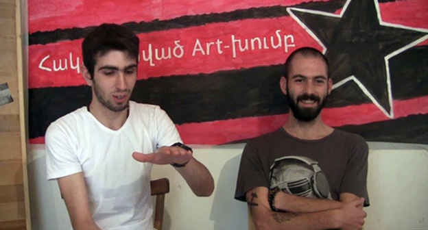 Members of art group "Counterstrike" Artak Gevorkyan and Herbert Gevorkyan, Yerevan, August 11, 2015. Photo: http://rus.azatutyun.am/a/27183636.html