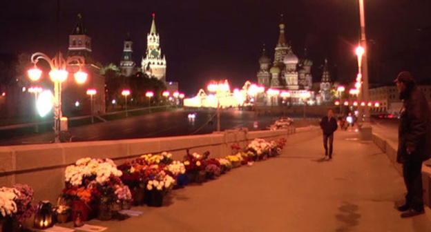 Flowers at the site of the murder of Boris Nemtsov. Photo: RFE/RL Flowers at the site of the murder of Boris Nemtsov. Photo: RFE/RL