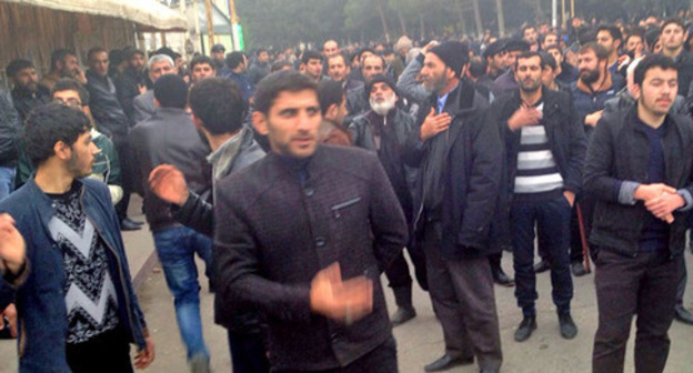 The residents of the city of Nardaran gathered at a spontaneous rally. November 26, 2015. Photo by Parvana Bayramova for the "Caucasian Knot" The residents of the city of Nardaran gathered at a spontaneous rally. November 26, 2015. Photo by Parvana Bayramova for the "Caucasian Knot"