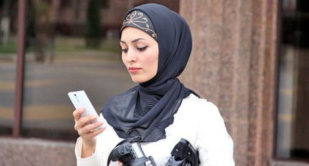 A young woman in the national costume. Grozny, September 2014. Photo by Magomed Magomedov for the "Caucasian Knot"
