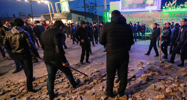 People gathered at a spontaneous rally near Nardaran, November 26, 2015. Photo by Aziz Karimov for the ‘Caucasian Knot’. People gathered at a spontaneous rally near Nardaran, November 26, 2015. Photo by Aziz Karimov for the ‘Caucasian Knot’.