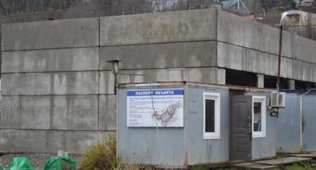 Unfinished building on the territory of Bzugu wastewater purification plant. Photo by Svetlana Kravchenko for the ‘Caucasian Knot’. Unfinished building on the territory of Bzugu wastewater purification plant. Photo by Svetlana Kravchenko for the ‘Caucasian Knot’.