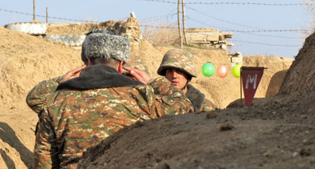 The soldiers on the front line report on the current situation. Photo by Alvard Grigoryan for the "Caucasian Knot" The soldiers on the front line report on the current situation. Photo by Alvard Grigoryan for the "Caucasian Knot"
