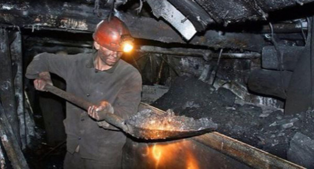A miner. Photo http://bloknot-rostov.ru/news/dolgi-po-zarplate-nachali-pogashat-shakhteram-gk-k-774184?sphrase_id=190500 A miner. Photo http://bloknot-rostov.ru/news/dolgi-po-zarplate-nachali-pogashat-shakhteram-gk-k-774184?sphrase_id=190500