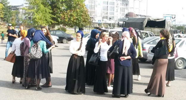 Grozny pupils and students gather for celebrations of Russian President’s Birthday. Photo by the ‘Caucasian Knot’. Grozny pupils and students gather for celebrations of Russian President’s Birthday. Photo by the ‘Caucasian Knot’.