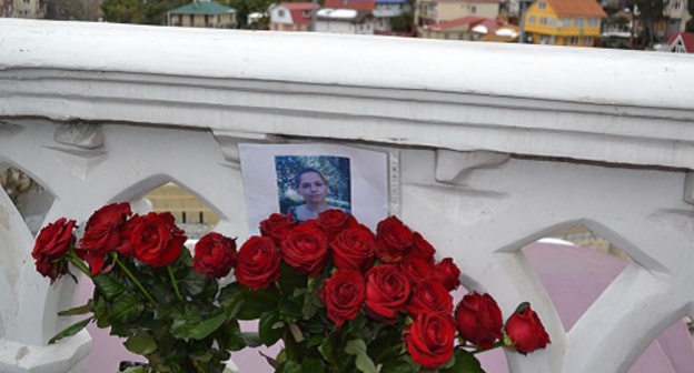 Flowers and photos of Nadezhda Degteryova at Vereschagin Bridge in Sochi, February 4, 2017. Photo by Svetlana Kravchenko for the 'Caucasian Knot'. 